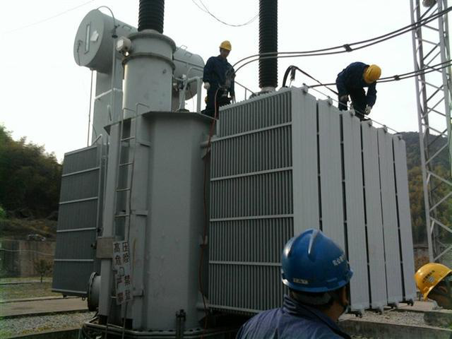 作業(yè)人員安全保護(hù)繩系在安全水平保護(hù)繩上，確保在變壓器本體上移動(dòng)始終不會(huì)失去保護(hù)。